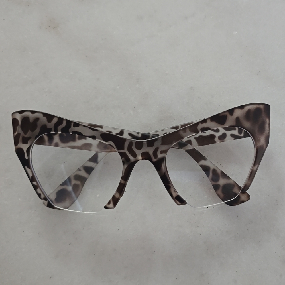 Chic Leopard Pattern Cat-Eye Glasses